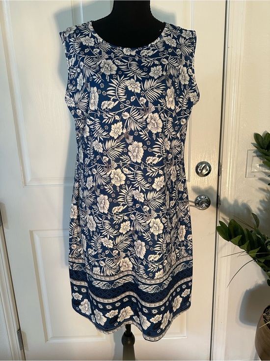 Dresses & Skirts - Navy Blue & White Floral Sleeveless Dress. Size XL